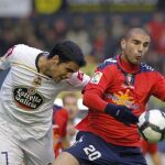 Aranda y Rochela disputan un balón en el partido de hoy