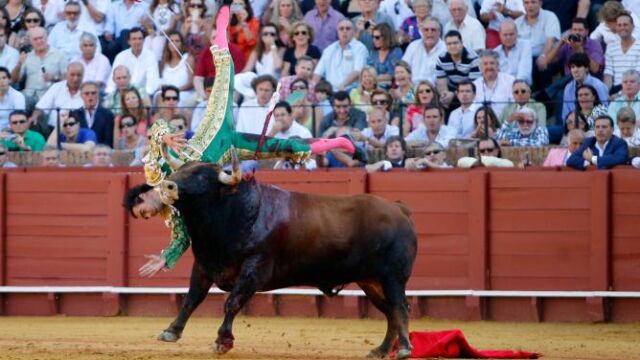 El Cid sufrió una espectacular voltereta del primero de la tarde