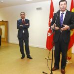 El secretario general del PSM, Tomás Gómez, cedió el bastón de mando de Parla a José María Fraile en 2008
