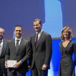 Don Felipe, junto a uno de los premiados en Jóvenes Directivos con Talento