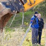 El padre de Marta, Antonio del Castillo (centro), observa los trabajos de búsqueda en una imagen de 2010