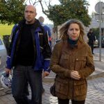La madre de Marta, Eva Casanueva, acudió ayer al juzgado junto a su hermano Javier, ya que su marido estaba enfermo de gripe