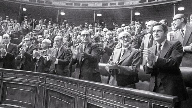 Adolfo Suárez, junto a los miembros de su Gobierno de UCD, en el Congreso en octubre de 1977