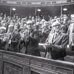 Adolfo Suárez, junto a los miembros de su Gobierno de UCD, en el Congreso en octubre de 1977