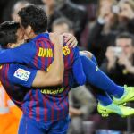 Dani Alves coge en brazos a Alexis, autor de los dos primeros goles del Barça