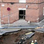 El socavón en plena plaza de Isop en el barrio de la Teixonera en Horta