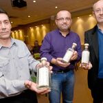 Francisco Mateu presentó ayer estos poemas «embotellados»