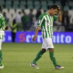 Los jugadores del Real Betis Javier Matilla (d) y Ezequiel Calvente (i) al término del partido