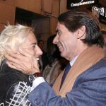 Aznar, ayer, con la atleta Marta Domíguez, en un mitin en León