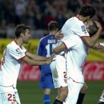 El defensa argentino del Sevilla Federico Fazio (c) celebra con sus compañeros la consecución del primer gol de su equipo contra el Getafe,