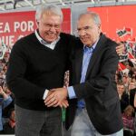 Rubalcaba tiró ayer de la más vieja guardia socialista en el seno de aquel PSOE que arrasó en España en los ochenta. Los mismos protagonistas, décadas después, en busca del milagro.