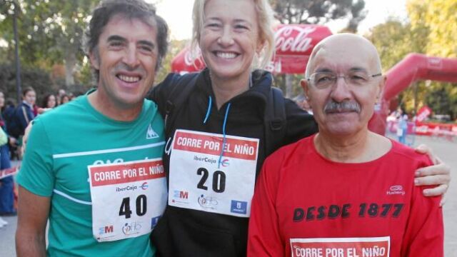 Con el dorsal en la espalda, numerosos rostros conocidos quisieron aportar su granito de arena y también cruzaron la línea de meta, como Perico Delgado, en la imagen con Ana Duato y el doctor Casado