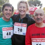 Con el dorsal en la espalda, numerosos rostros conocidos quisieron aportar su granito de arena y también cruzaron la línea de meta, como Perico Delgado, en la imagen con Ana Duato y el doctor Casado
