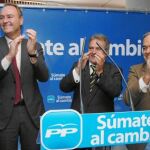 El presidente de la Generalitat, Alberto Fabra, durante un mitin ayer en Lliria. Junto a él, Esteban González Pons, Alfonso Rus y Antonio Clemente
