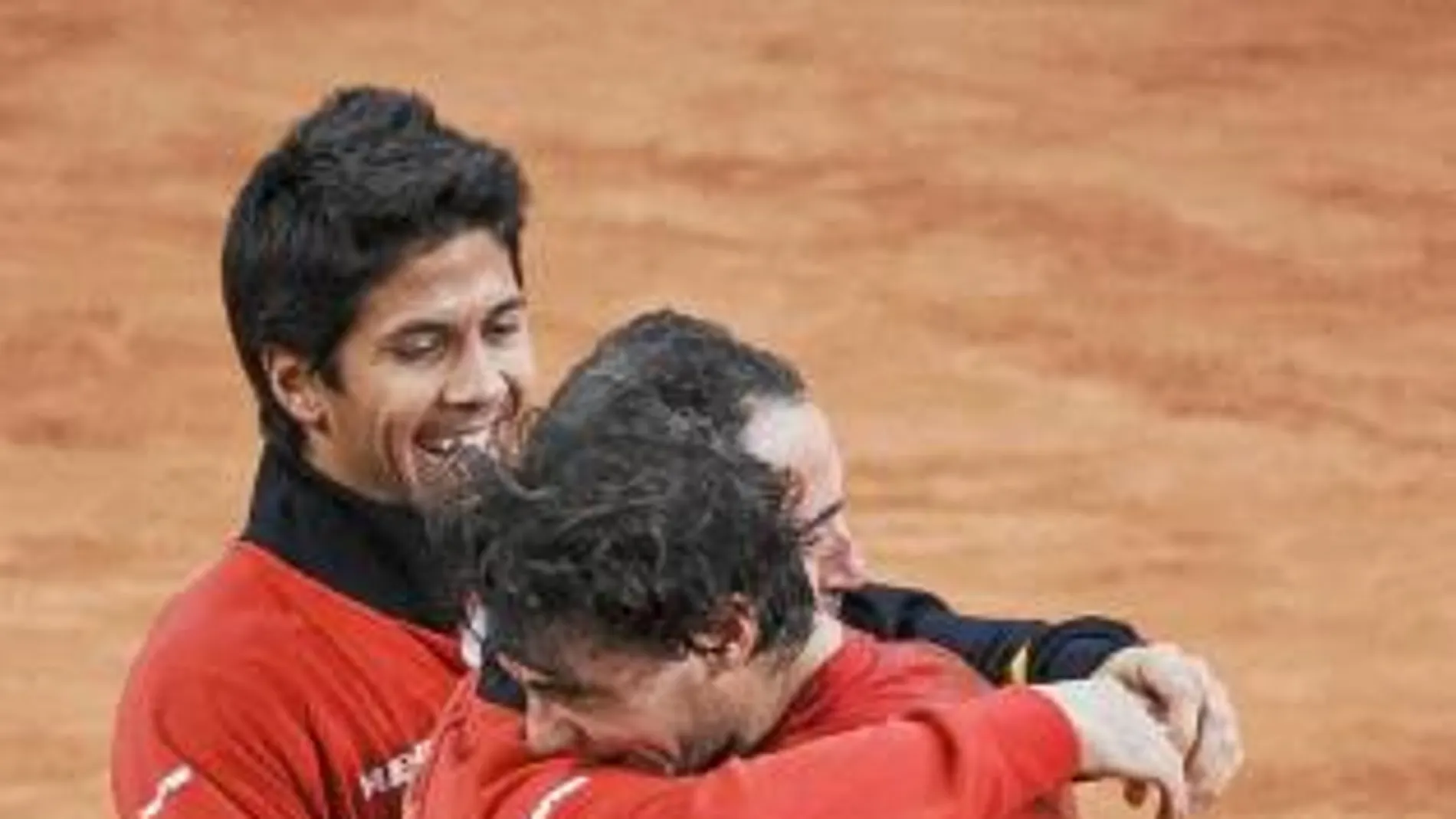 Nadal, Verdasco y Albert Costa se abrazan tras ganar el título