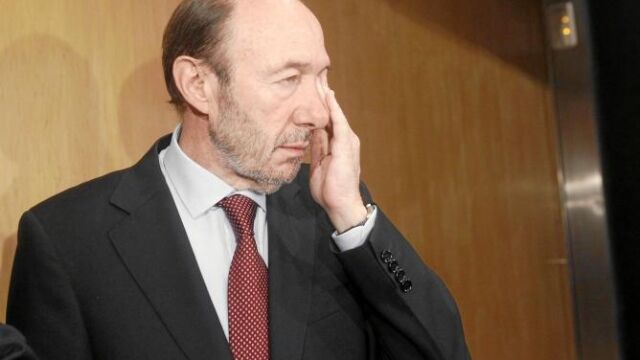 La reunión del Grupo Socialista en el Congreso, con la presencia de Chacón y Rubalcaba, se inició de forma accidentada para este último, cuando un periodista le golpeó en el ojo con una grabadora.