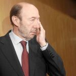 La reunión del Grupo Socialista en el Congreso, con la presencia de Chacón y Rubalcaba, se inició de forma accidentada para este último, cuando un periodista le golpeó en el ojo con una grabadora.