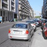 Varios vehículos aparcados en doble fila en la avenida República Argentina