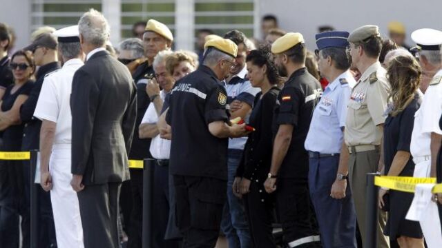 El jefe de la Unidad Militar de Emergencias (UME), José Emilio Roldán (c), entrega la bandera de España a la viuda de Alberto Guisado Majano, el cabo primero de la Unidad Militar de Emergencias (UME), fallecido ayer durante las labores de extinción del in