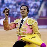 El de Borox pasea, feliz, la oreja del tercero