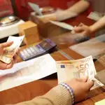 Una persona paga sus deudas