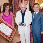 El director de orquesta Daniel Baremboim, en la imagen junto al presidente ceutí Juan Jesús Vivas, recibió el premio en 2007