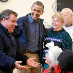 Obama, junto a Chris Christie en uno de los alberges destinados a las víctimas del huracán en Nueva Jersey