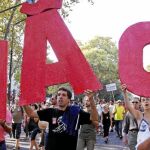 Decenas de miles de trabajadores se manifestaron ayer en Lisboa y Oporto contra las medidas de austeridad del Gobierno conservador luso Decenas de miles de trabajadores se manifestaron ayer en Lisboa y Oporto contra las medidas de austeridad del Gobierno conservador luso