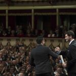 Los jugadores de la selección de fútbol Iker Casillas y Xavi Hernández tras recoger el premio Príncipe de Asturias de los Deportes 2012