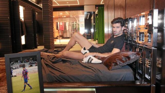 al natural Alabau en su día a día en el apartamento-tienda