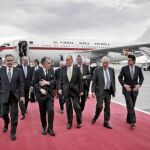 Don Juan Carlos, acompañado por los ministros, tras aterrizar en Moscú el pasado mes de julio
