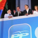 Parte del equipo de Rajoy ayer, saludan desde el balcón de Génova