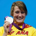 Mireia Belmonte posa con una de sus medallas olímpicas