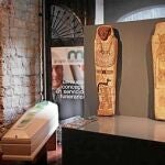Una máscara y sarcófagos egipcios forman parte del contenido de la exposición en el Museo Diocesano de Barcelona