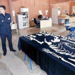 El consejero de Cultura, Pedro Alberto Cruz (d), y el director del yacimiento arqueológico de La Bastida, Vicente Llull (i), conversan ante el esqueleto de una mujer encontrado en una tumba intramuros