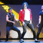 Dos actores-bailarines interpretan al rey del pop en esta producción