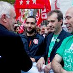 El líder de IU, Cayo Lara, saluda (de izquierda a derecha) a Tohil Delgado y a los representantes de Ceapa José Luis Pazos y Jesús Salido