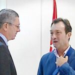 Cobo, más delgado y con el brazo en cabestrillo, compareció ayer ante los medios por primera vez desde el accidente