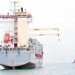 Uno de los barcos varados, en un fotografía tomada ayer en El Saler