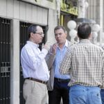 Imagen típica desde la entrada en vigor de la Ley. Un grupo de amigos se echa un ‘pitillo' en el exterior de un bar