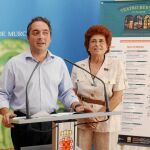 El concejal de Cultura, Rafael Gómez, y la directora del Teatro, Elvira Albero Pineda, en la presentación
