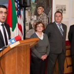 Patxi López, en presencia de la presidenta de Eusko Etxea, el centro vasco en la ciudad de Nueva York, Itziar Albisu