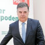 El secretario general del PSOE sevillano, José Antonio Viera, aseguró que «nuestra oposición no va a ser como la del PP»