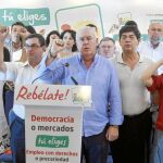Cayo Lara y Diego Valderas posan con compañeros de IU, tras el acto de presentación de candidatos