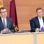 El portavoz del Gobierno regional, José Ballesta, y el vicepresidente y consejero de Economía y Hacienda, Juan Bernal, ayer tras la celebración del Consejo de Gobierno en Murcia
