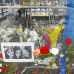 Junto al metro de Alameda de Osuna, los amigos y familiares de Rocío y Cristina depositan flores y velas en su recuerdo