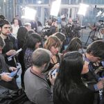 Imagen de un grupo de «Anonymus» e «indignados» en el Campo de las Naciones antes del debate