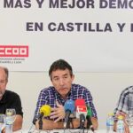 Ángel Hernández, Juan José García y Carlos Castedo, durante la rueda de prensa ofrecida ayer por CC OO