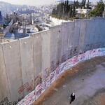 La valla de hormigón que separa Israel y Cisjordania a su paso por Jerusalén