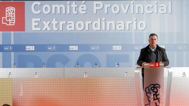 La dimisión del líder del PSOE de Sevilla deja en el aire la candidatura de Griñán